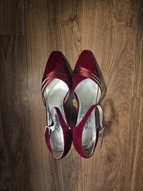 Burgundy Heels Closed Toe Ankle Strap Size 8 Medium Width PM Collection 925
